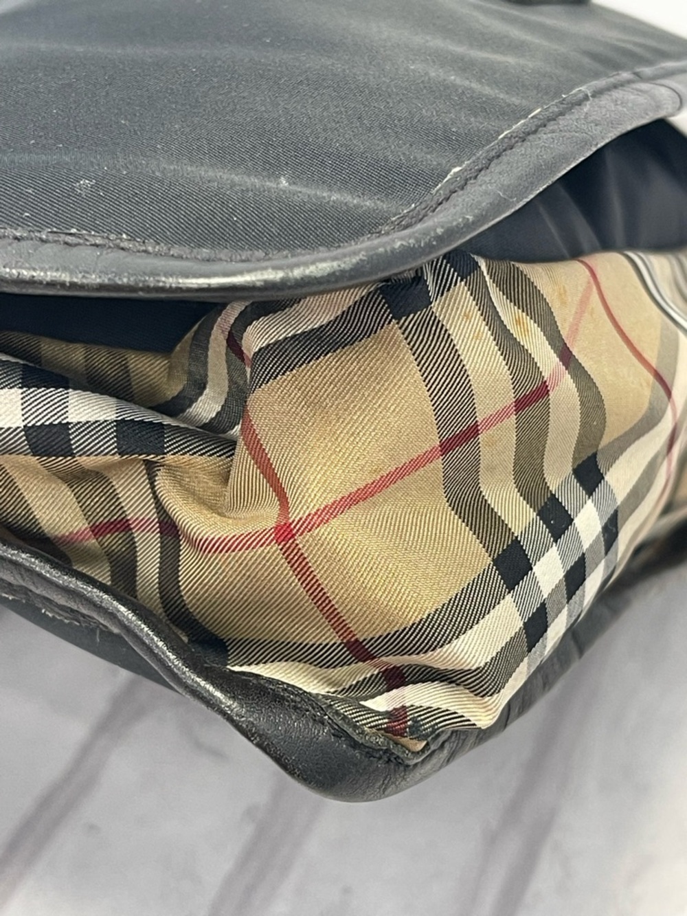 Burberry Vintage Nova Check Nylon/Leather Messenger Bag - Preowned - Picture 11 of 16